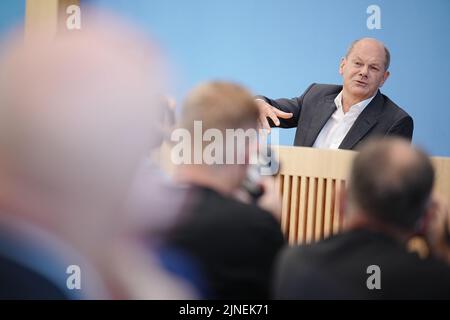 Berlin, Deutschland. 11. August 2022. Bundeskanzler Olaf Scholz (SPD) spricht bei der Bundespressekonferenz im Rahmen der Sommerpressekonferenz über Innen- und außenpolitische Themen. Quelle: Kay Nietfeld/dpa/Alamy Live News Stockfoto