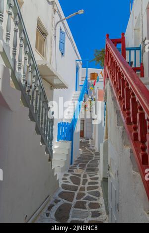 Mykonos Altstadt in Griechenland: Weiß getünchte, gepunktete Gasse. Stockfoto