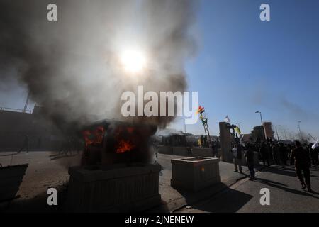 Peking, China. Dezember 2019. Demonstranten versammeln sich am 31. Dezember 2019 vor der US-Botschaft in Bagdad, Irak, um Luftangriffe der US-Streitkräfte auf die Shaabi-Basen von Hashd im Irak zu verurteilen. Quelle: Khalil Dawood/Xinhua/Alamy Live News Stockfoto