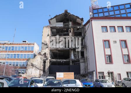 Peking, Serbien. 21. März 2022. Das bombardierte Gebäude des Radio Television Serbia (RTS) ist in Belgrad, Serbien, am 21. März 2022 zu sehen. In Belgrad gibt es viele Narben, die durch die NATO-Bombardierungen hinterlassen wurden. Quelle: Zheng Huansong/Xinhua/Alamy Live News Stockfoto