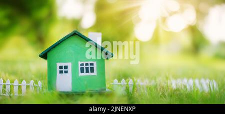 Green House Modell mit Zaun auf dem grünen Gras stehen Stockfoto