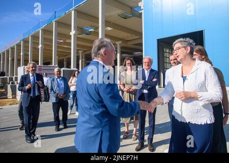 11. August 2022, Sachsen-Anhalt, Möckern: Reiner Haseloff (l, CDU), Ministerpräsident von Sachsen-Anhalt, und Klara Geywitz (SPD), Bundesministerin für Wohnungsbau, Stadtentwicklung und Bau, begrüßen sich vor einer Halle der zukünftigen Grünen Baufabrik der Firma Nokera. Das Unternehmen ist spezialisiert auf die Serienfertigung von vorgefertigten Decken- und Wandbauteilen aus Holz. Die Fertigstellung der Fabrik im Industriepark zwischen Möckern und Burg ist für Ende des Jahres geplant. Foto: Klaus-Dietmar Gabbert/dpa Stockfoto