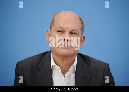 Berlin, Deutschland. 11. August 2022. Bundeskanzler Olaf Scholz (SPD) spricht bei der Bundespressekonferenz im Rahmen der Sommerpressekonferenz über Innen- und außenpolitische Themen. Quelle: Kay Nietfeld/dpa/Alamy Live News Stockfoto