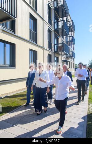 11. August 2022, Sachsen-Anhalt, Möckern: Reiner Haseloff (l-r, CDU), Ministerpräsident von Sachsen-Anhalt, Klara Geywitz (SPD), Bundesministerin für Wohnen, Stadtentwicklung und Bau, und Norbert Ketterer, Gründer der Firma "Nokera", inspizieren ein Wohngebäude der Firma Nokera im Serienholzbau. Das Unternehmen ist spezialisiert auf die Serienfertigung von vorgefertigten Decken- und Wandbauteilen aus Holz. Die Fertigstellung der Fabrik im Industriepark zwischen Möckern und Burg ist für Ende des Jahres geplant. Foto: Klaus-Dietmar Gabbert/dpa Stockfoto