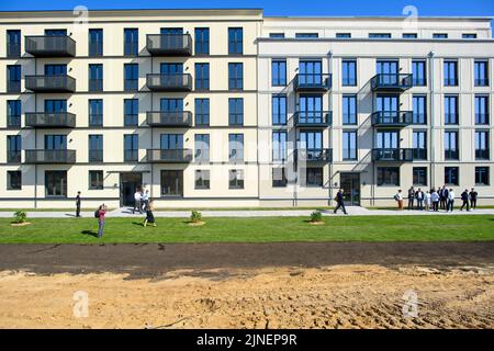 11. August 2022, Sachsen-Anhalt, Möckern: Ein Wohnhaus im Serienholzbau der Firma Nokera. Der Bundesminister für Wohnen, Stadtentwicklung und Bau und der Ministerpräsident von Sachsen-Anhalt besuchten die Baustelle der Grünen Baufabrik und das Wohngebäude. Die Firma Nokera ist spezialisiert auf die Serienfertigung von vorgefertigten Decken- und Wandbauteilen aus Holz. Die Fertigstellung der Fabrik im Industriepark zwischen Möckern und Burg ist für Ende des Jahres geplant. Foto: Klaus-Dietmar Gabbert/dpa Stockfoto