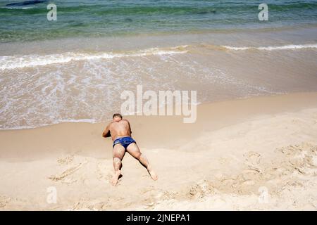 Tel Aviv, Israel. 10. August 2022. Ein Mann sonnenbadet in Tel Aviv, Israel. Am 09. August 2022. Tel Aviv, das sich an der Mittelmeerküste befindet, ist Israels kulturelles Zentrum und ein wichtiges Reiseziel, das Touristen aus der ganzen Welt anzieht. (Foto von Ronen Tivony/Sipa USA) *** Bitte nutzen Sie die Gutschrift aus dem Kreditfeld *** Credit: SIPA USA/Alamy Live News Stockfoto