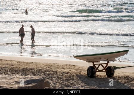 Tel Aviv, Israel. 09. August 2022. Strandgänger genießen den Sommer in Tel Aviv, Israel. Am 10. August 2022. Tel Aviv, das sich an der Mittelmeerküste befindet, ist Israels kulturelles Zentrum und ein wichtiges Reiseziel, das Touristen aus der ganzen Welt anzieht. (Foto von Ronen Tivony/Sipa USA) *** Bitte nutzen Sie die Gutschrift aus dem Kreditfeld *** Credit: SIPA USA/Alamy Live News Stockfoto