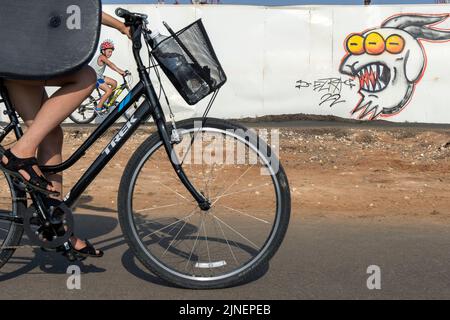 Tel Aviv, Israel. 09. August 2022. Fahrradfahrer fahren in Tel Aviv, Israel, an Graffiti-Kunst vorbei. Am 10. August 2022. Tel Aviv, das sich an der Mittelmeerküste befindet, ist Israels kulturelles Zentrum und ein wichtiges Reiseziel, das Touristen aus der ganzen Welt anzieht. (Foto von Ronen Tivony/Sipa USA) *** Bitte nutzen Sie die Gutschrift aus dem Kreditfeld *** Credit: SIPA USA/Alamy Live News Stockfoto