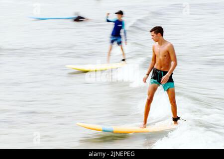 Tel Aviv, Israel. 10. August 2022. Surfer gesehen in Tel Aviv, Israel am 10. August 2022. Tel Aviv, das sich an der Mittelmeerküste befindet, ist Israels kulturelles Zentrum und ein wichtiges Reiseziel, das Touristen aus der ganzen Welt anzieht. (Foto von Ronen Tivony/Sipa USA) *** Bitte nutzen Sie die Gutschrift aus dem Kreditfeld *** Credit: SIPA USA/Alamy Live News Stockfoto