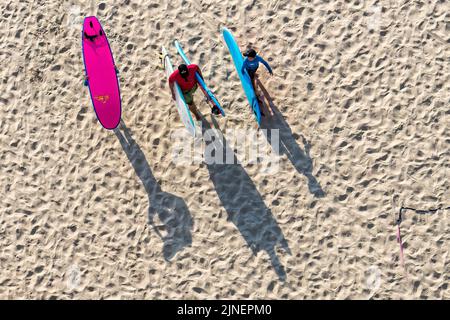 Tel Aviv, Israel. 10. August 2022. Surfer am Strand in Tel Aviv, Israel. Am 10. August 2022. Tel Aviv, das sich an der Mittelmeerküste befindet, ist Israels kulturelles Zentrum und ein wichtiges Reiseziel, das Touristen aus der ganzen Welt anzieht. (Foto von Ronen Tivony/Sipa USA) *** Bitte nutzen Sie die Gutschrift aus dem Kreditfeld *** Credit: SIPA USA/Alamy Live News Stockfoto