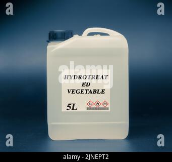Biokraftstoff im chemischen Labor in Glasflasche hydrobehandeltes Pflanzenöl Stockfoto