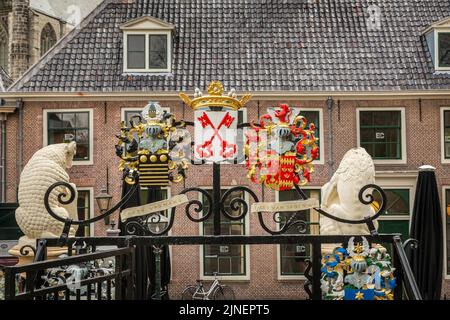 Leiden, Niederlande - 7. April 2016: Wappen mit roten Schlüsseln am Eingangstor des Schlosses Stockfoto