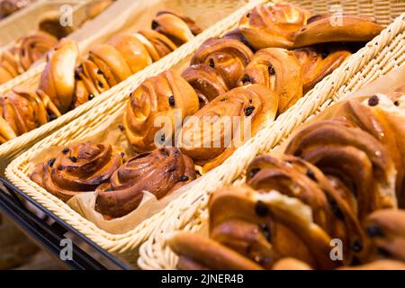 Buttergebäck in Körben in der Bäckerei Stockfoto