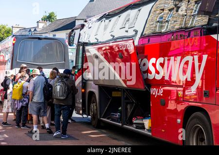 Bus Eireann Expressway Coach Reflections , Donegal Town, County Donegal, Irland Stockfoto