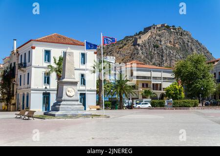 Nafplio, Griechenland, 19. Juli 2022. Die Plateia Filellinon oder Filellinon Platz, mit dem Denkmal in Erinnerung an die Franzosen, die während der griechischen Revol gefallen Stockfoto