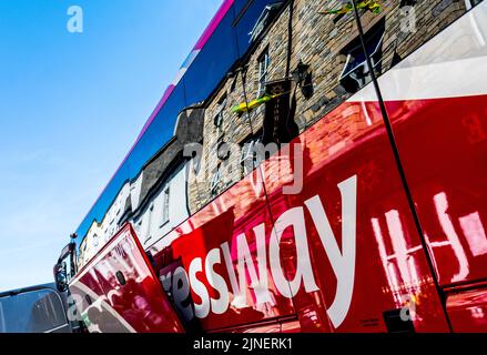 Bus Eireann Expressway Coach Reflections , Donegal Town, County Donegal, Irland Stockfoto