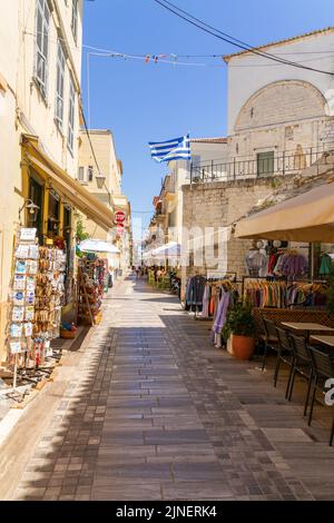 Nafplio, Griechenland, 19. Juli 2022. Straße mit Geschäften für Touristen Stockfoto