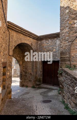 Eintritt in die mittelalterliche Stadt ainsa in den aragonesischen pyrenäen Stockfoto