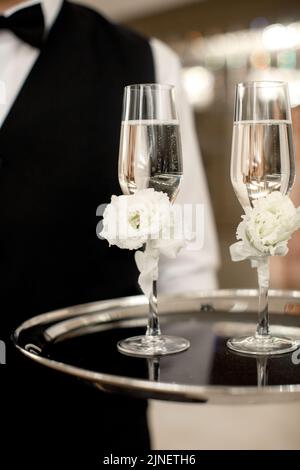 Zwei Sektgläser für Hochzeiten auf einem Tablett Stockfoto
