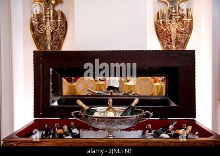 Flaschen Champagner in einer Metallschüssel und in Eis. Stockfoto