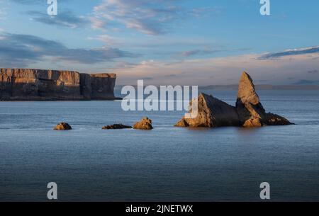 Church Rock vor dem Broad Haven South Beach an der Küste von Pembrokshire in South Wales, Großbritannien Stockfoto