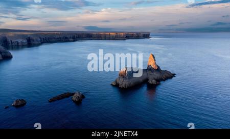 Luftaufnahme von Church Rock vor dem Broad Haven South Beach an der Küste von Pembrokshire in South Wales, Großbritannien Stockfoto