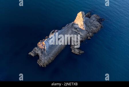 Blick aus der Vogelperspektive auf Church Rock vor dem Broad Haven South Beach an der Küste von Pembrokshire in South Wales, Großbritannien Stockfoto