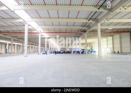 11. August 2022, Sachsen-Anhalt, Möckern: Blick auf eine noch unvollendete Halle der Green-Construction-Factory vor den Gästen der Firma Nokera während der Rede Klara Geywitz (SPD), Bundesministerin für Wohnen, Stadtentwicklung und Bau. Die Firma Nokera ist spezialisiert auf die Serienfertigung von vorgefertigten Decken- und Wandbauteilen aus Holz. Die Fertigstellung der Fabrik im Industriepark zwischen Möckern und Burg ist für Ende des Jahres geplant. Foto: Klaus-Dietmar Gabbert/dpa Stockfoto