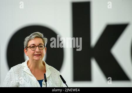 11. August 2022, Sachsen-Anhalt, Möckern: Klara Geywitz (SPD), Bundesministerin für Wohnungsbau, Stadtentwicklung und Bau, spricht in einer noch unvollendeten Halle der Grünen Baufabrik zu Gästen des Unternehmens Nokera. Das Unternehmen ist spezialisiert auf die Serienfertigung von vorgefertigten Decken- und Wandbauteilen aus Holz. Die Fertigstellung der Fabrik im Industriepark zwischen Möckern und Burg ist für Ende des Jahres geplant. Foto: Klaus-Dietmar Gabbert/dpa Stockfoto