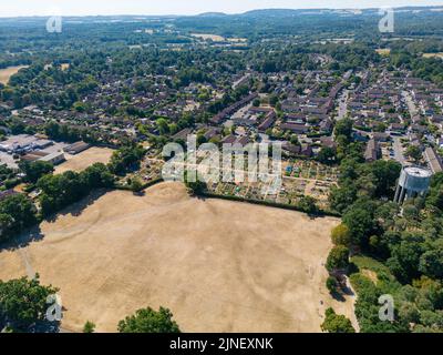 Ein trockener, brauner Erholungspark, der von einer Drohne aus auf der Höhe der Hitzewelle und der Dürre 2022 in Berkshire, England, gesehen wird Stockfoto