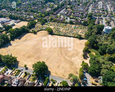 Ein trockener, brauner Erholungspark, der von einer Drohne aus auf der Höhe der Hitzewelle und der Dürre 2022 in Berkshire, England, gesehen wird Stockfoto