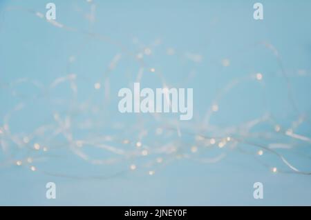 Abstrakte Pastell verschwommen Fee weihnachten Lichter Hintergrund. Geheimnisvoller weihnachtlicher Hintergrund. Festlicher Hintergrund mit funkelnden Bokeh-Sternen Stockfoto