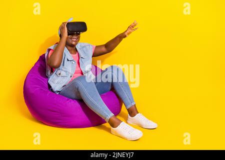 Foto von Jugend cool Dame spielen visuelle Brille beobachten leeren Raum tragen Jeans vintage Weste isoliert lebendige Farbe Hintergrund Stockfoto