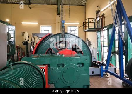 Das Radhaus, das das Kabel für den kurvenreichen Turmaufzug der Mine führt. Im Big Pit National Coal Museum in Pontypool, Wales, Vereinigtes Königreich Stockfoto