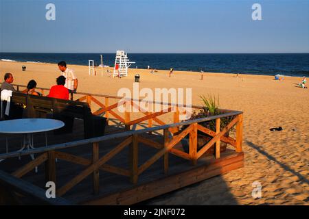 Am Ende eines Sommerurlaubs treffen sich Freunde auf einer Terrasse mit Blick auf den Main Beach in East Hamptons, einem der besten Strände in den Hamptons Stockfoto