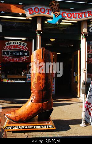 Ein großer Schuh sitzt vor dem Western- und Country-Geschäft, das sich auf Cowboystiefel in der Music Row am Broadway in Nashville, Tennessee, spezialisiert hat Stockfoto