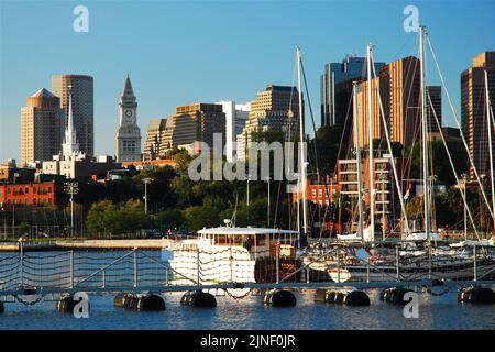 Ein kleiner Yachthafen liegt in Charlestown mit einem wunderbaren Blick auf das Custom House und die Skyline von Boston Stockfoto