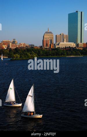 Zwei Segelboote fahren von Community Boating aus über die Gewässer des Charles River in Sichtweite der Boston Skyline Stockfoto