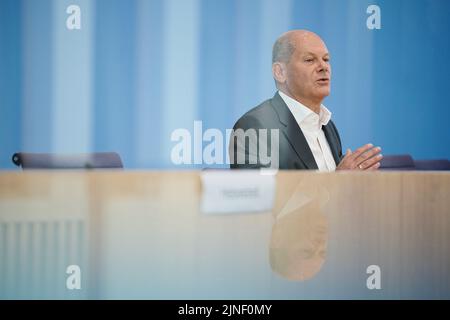 Berlin, Deutschland. 11. August 2022. Bundeskanzler Olaf Scholz (SPD) spricht bei der Bundespressekonferenz im Rahmen der Sommerpressekonferenz über Innen- und außenpolitische Themen. Quelle: Kay Nietfeld/dpa/Alamy Live News Stockfoto