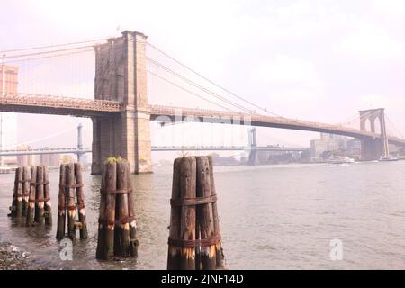 Ikonische Brooklyn Bridge im Morgenlicht Stockfoto