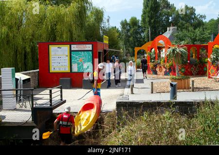 La Gacilly, außerhalb der Fotoausstellung ,2022 Stockfoto