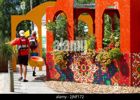 La Gacilly, außerhalb der Fotoausstellung ,2022 Stockfoto