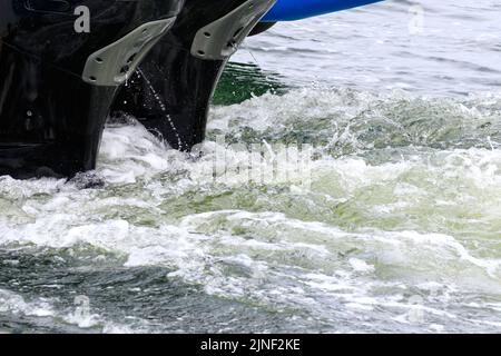 Nahaufnahme von Wasserturbulenzen, die durch zwei Propeller mit Außenbordmotoren verursacht werden Stockfoto