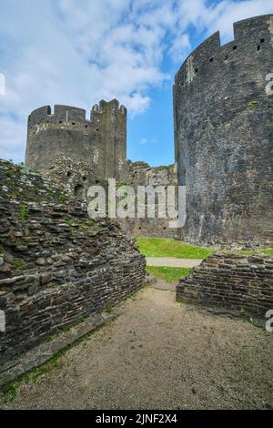 Atemberaubende, grafische, abstrakte Ansicht von Steinmauern Befestigungsanlagen, teilweise Ruinen an einem Nachmittag mit blauem Himmel.im Caerphilly Castle in Caerphilly, Vereinigtes Königreich Stockfoto