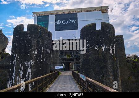 Ansicht von Gerüsten, die in weißes Vinyl eingewickelt sind, Konstruktion, Restaurierungsschutz rund um den Hauptgehungsbereich. Im Caerphilly Castle in Caerphilly, United Stockfoto