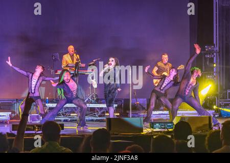 Huelva, Spanien - 1. August 2022: Die Sängerin Alaska (Olvido Gara Jova) mit der Band Fangoria bei einem Konzert auf dem Huelva kolumbianischen Festival Stockfoto