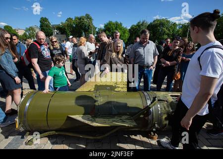 Kiew, Ukraine. 29.. Mai 2022. Die Menschen betrachten die russische Rakete Tochka U während einer Ausstellung, die russische militärische Hardware zeigt, die während der russischen Invasion der Ukraine in Zentral-Kiew zerstört wurde. Am 24. Februar 2022 drangen russische Truppen in die Ukraine ein und begannen einen Konflikt, der Zerstörung und eine humanitäre Krise provozierte. (Bild: © Oleksii Chumachenko/SOPA Images via ZUMA Press Wire) Stockfoto