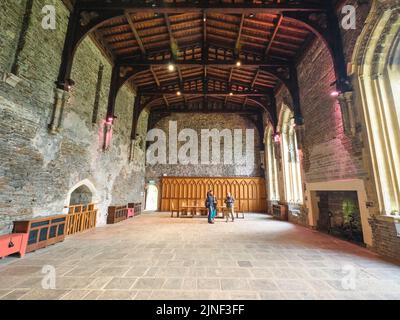 Blick auf den großen, riesigen, großen Bankett-, Ess-, Speisesaal mit Holzdeckenbögen. In Caerphilly Castle in Caerphilly, Großbritannien. Stockfoto