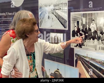 Annie Chambers, geborene Connolly, 94, war eine der ersten Angestellten des Enterprise-Zugdienstes zwischen Belfast und Dublin und besuchte die Fotoausstellung. Anniworked in Speisewagen mit Silberdienst und war die erste Dame, die Ende 1940s für den Dienst angestellt war. Anlässlich des 75.-jährigen Bestehens des Flaggschiffs Belfast-Dublin Enterprise werden an zwei Bahnhöfen Fotoausstellungen eröffnet. Bilddatum: Donnerstag, 11. August 2022. Stockfoto