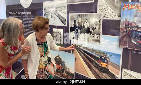 Annie Chambers, geborene Connolly, 94, war eine der ersten Angestellten des Enterprise-Zugdienstes zwischen Belfast und Dublin und besuchte die Fotoausstellung. Anniworked in Speisewagen mit Silberdienst und war die erste Dame, die Ende 1940s für den Dienst angestellt war. Anlässlich des 75.-jährigen Bestehens des Flaggschiffs Belfast-Dublin Enterprise werden an zwei Bahnhöfen Fotoausstellungen eröffnet. Bilddatum: Donnerstag, 11. August 2022. Stockfoto